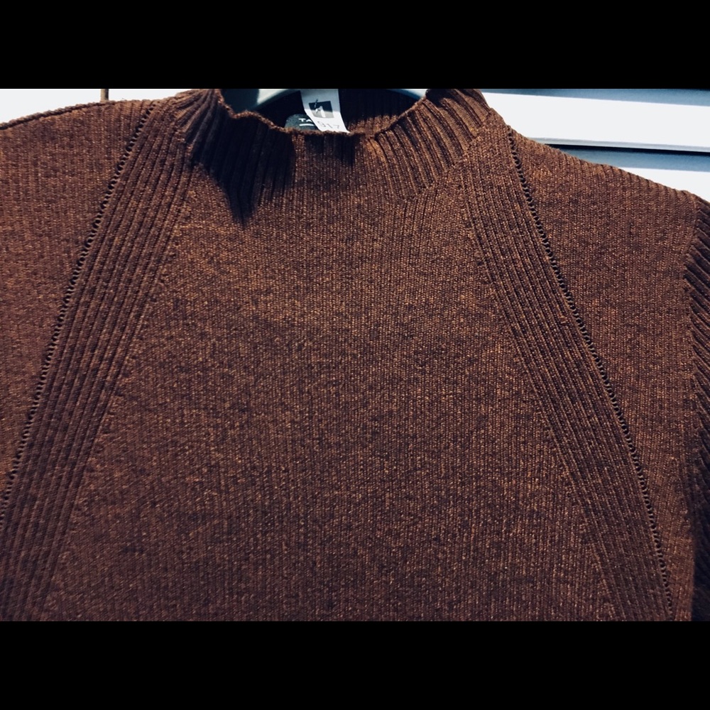 “TAHARI” Lightweight Women Sweater